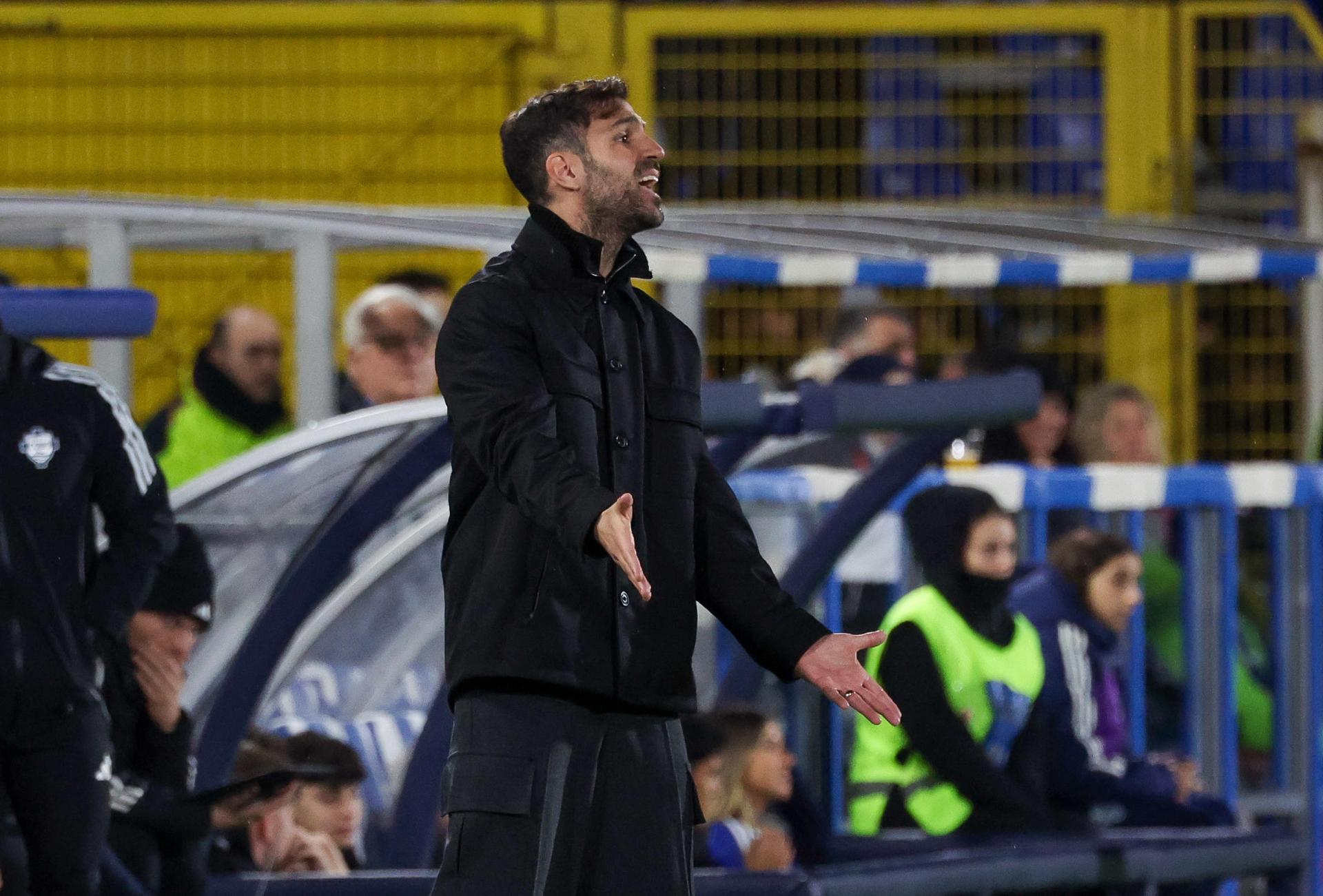 El entrenador del Como 1907, Cesc Fàbregas, durante el partido de la Serie A italiana de fútbol entre su equipo y el AS Roma en el estadio Giuseppe Sinigaglia. EFE/EPA/Roberto Bregani