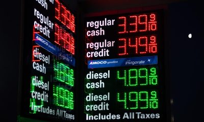Fotografía de archivo de precios de gasolina en una estación de servicio en Nueva York(EE.UU.). EFE/EPA/OLGA FEDOROVA