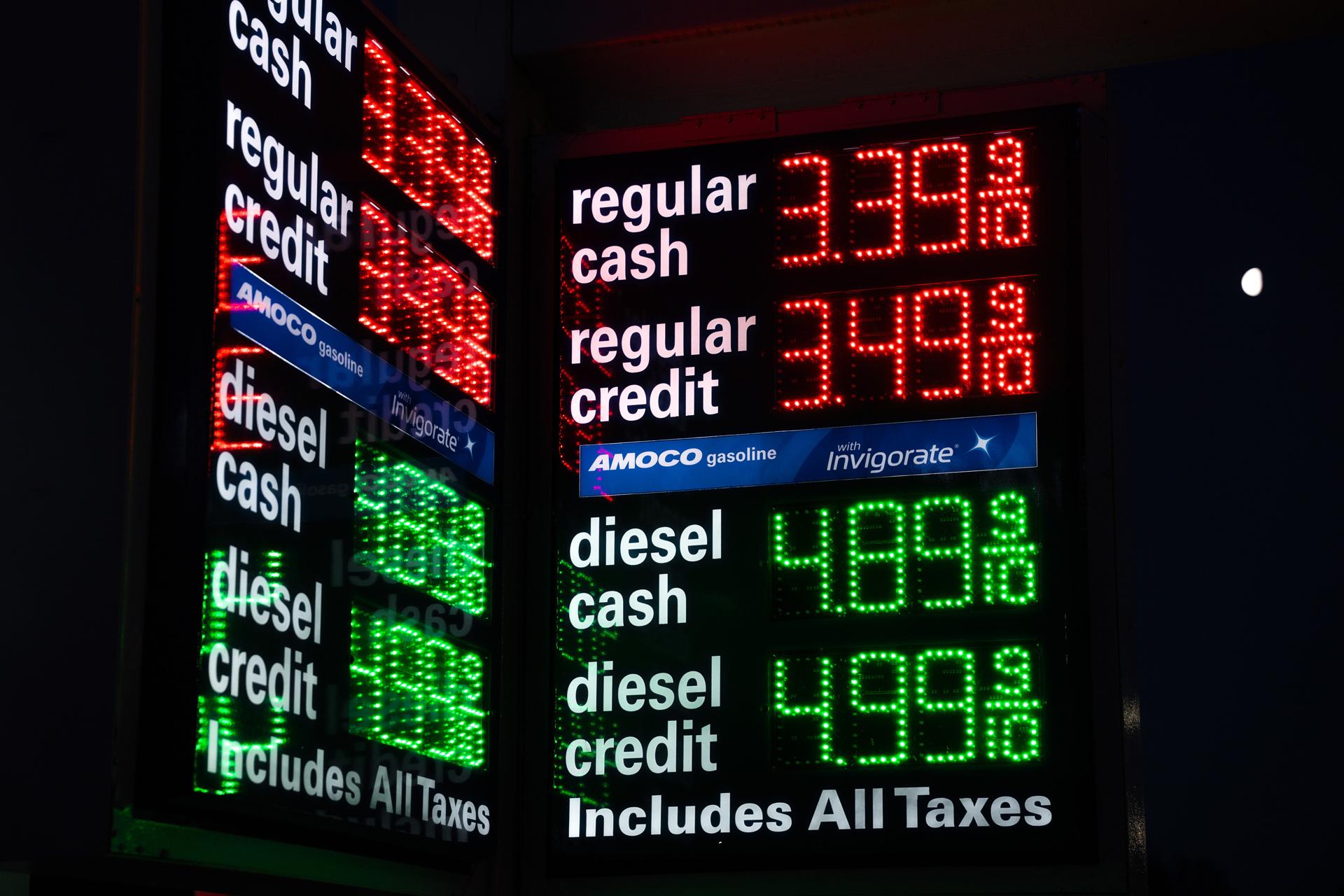 Fotografía de archivo de precios de gasolina en una estación de servicio en Nueva York(EE.UU.). EFE/EPA/OLGA FEDOROVA