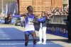 El ganador de la 47 edición de la Zúrich Maratón de Barcelona, Abel Chelangat, cruza la meta. EFE/ Marta Pérez