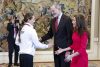 Los reyes Felipe y Letizia, durante la audiencia a la delegación española participante en los Juegos Paralímpicos de Milán-Cortina 2026, encabezada por la esquiadora Audrey Pascual (i), ganadora de cuatro medallas, este martes en el Palacio de la Zarzuela.- EFE/ Chema Moya
