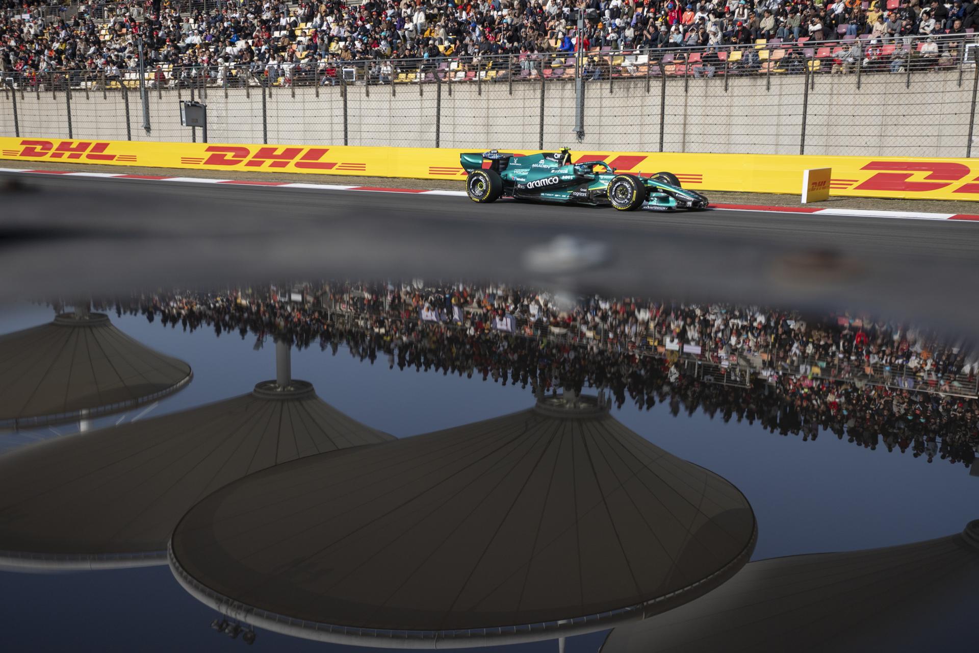 El español Fernando Alonso (Aston Martin) aseguró sentirse "contento" después de que pudiera completar la carrera al esprint del Gran Premio de China, pero matizó que "la situación sigue siendo mala". EFE/EPA/ANDRES MARTINEZ CASARES