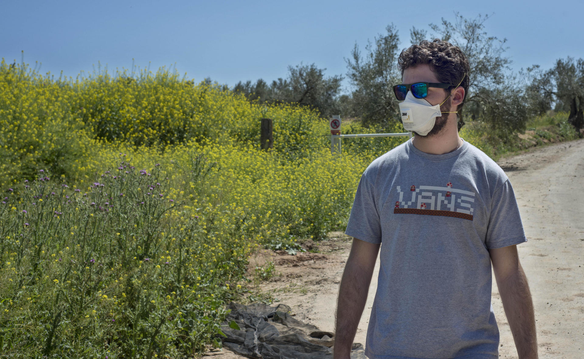 Un joven se protege del polen de las flores con una mascarilla en una imagen de archivo.EFE/José Manuel Pedrosa