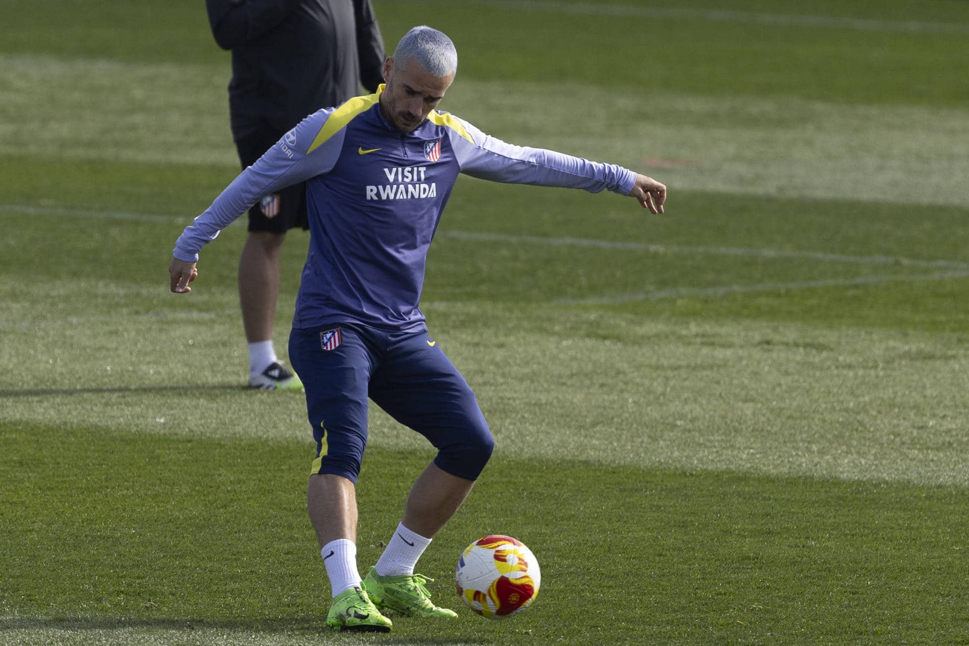 Antoine Griezmann, durante el entrenamiento de este lunes. EFE/Sergio Pérez