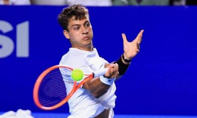 Flavio Cobolli, de Italia, devuelve una bola ante Frances Tiafoe, de Estados Unidos, este sábado en la final del Abierto Mexicano de Tenis 2026, en Acapulco (México). EFE/ David Guzmán