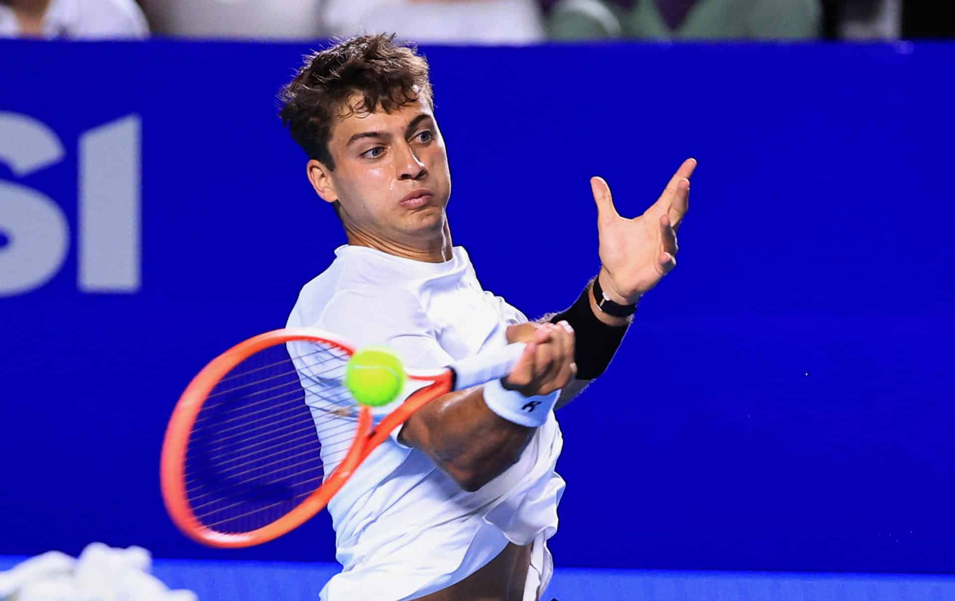 Flavio Cobolli, de Italia, devuelve una bola ante Frances Tiafoe, de Estados Unidos, este sábado en la final del Abierto Mexicano de Tenis 2026, en Acapulco (México). EFE/ David Guzmán