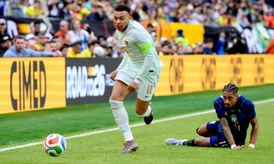 El jugador del Francia Kylian Mbappe espaca del brasileño Raphinha en el partido del pasado jueves en Foxborough, Massachusetts, USA. EFE/EPA/ADAM RICHINS