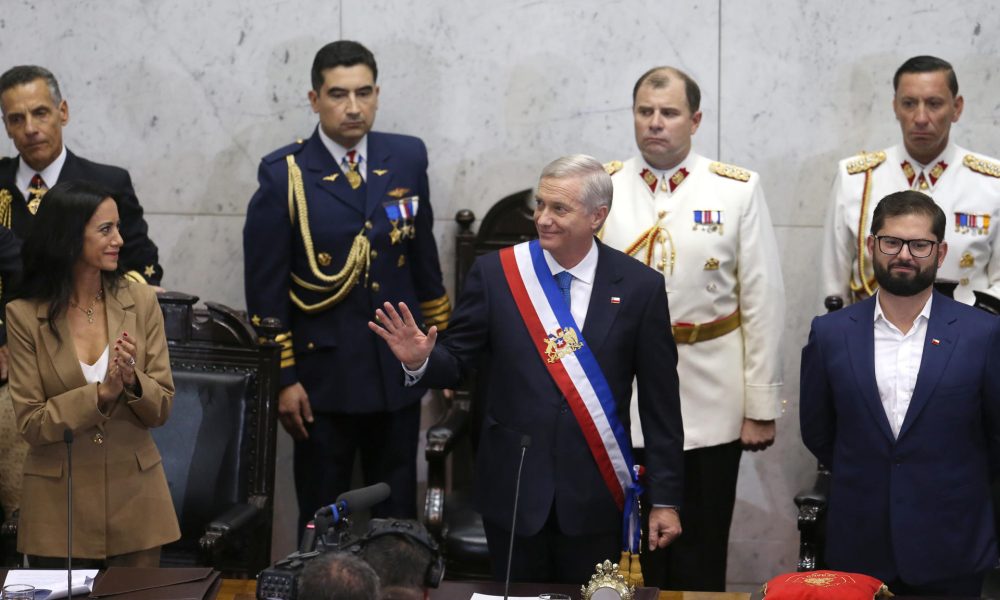 El ultraderechista José Antonio Kast (c) asume este miércoles la Presidencia de Chile en una solemne ceremonia a la que acudieron parlamentarios de todos los partidos y una docena de jefes de Estado y de Gobierno de todo el mundo, entre ellos el rey Felipe VI de España y el argentino Javier Mile, en la ciudad costera de Valparaíso (Chile). EFE/Adriana Thomasa