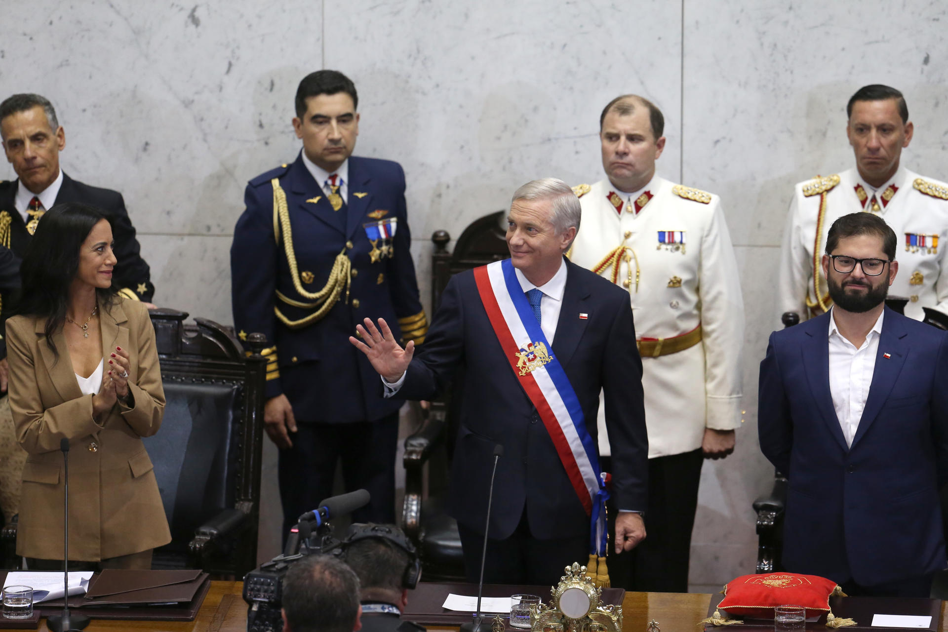 El ultraderechista José Antonio Kast (c) asume este miércoles la Presidencia de Chile en una solemne ceremonia a la que acudieron parlamentarios de todos los partidos y una docena de jefes de Estado y de Gobierno de todo el mundo, entre ellos el rey Felipe VI de España y el argentino Javier Mile, en la ciudad costera de Valparaíso (Chile). EFE/Adriana Thomasa
