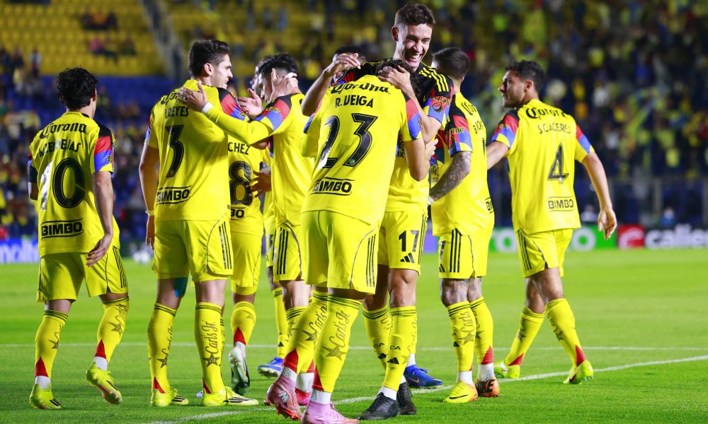 Jugadores de América celebran un gol este miércoles, durante un partido de los octavos de final de la Copa de Campeones Concacaf ENTRE América y Philadelphia en el estadio Ciudad de los Deportes, en Ciudad de México (México). EFE/Sáshenka Gutiérrez