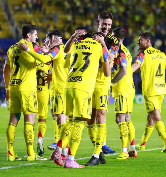 Jugadores de América celebran un gol este miércoles, durante un partido de los octavos de final de la Copa de Campeones Concacaf ENTRE América y Philadelphia en el estadio Ciudad de los Deportes, en Ciudad de México (México). EFE/Sáshenka Gutiérrez