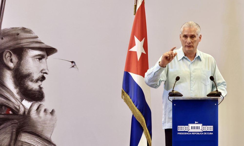Fotografía cedida por la Presidencia de Cuba que muestra al presidente de Cuba, Miguel Díaz-Canel, hablando durante una rueda de prensa en La Habana (Cuba). EFE/ Alejandro Azcuy/ Presidencia De Cuba /SOLO USO EDITORIAL/ NO VENTAS/ SOLO DISPONIBLE PARA ILUSTRAR LA NOTICIA QUE ACOMPAÑA (CRÉDITO OBLIGATORIO)