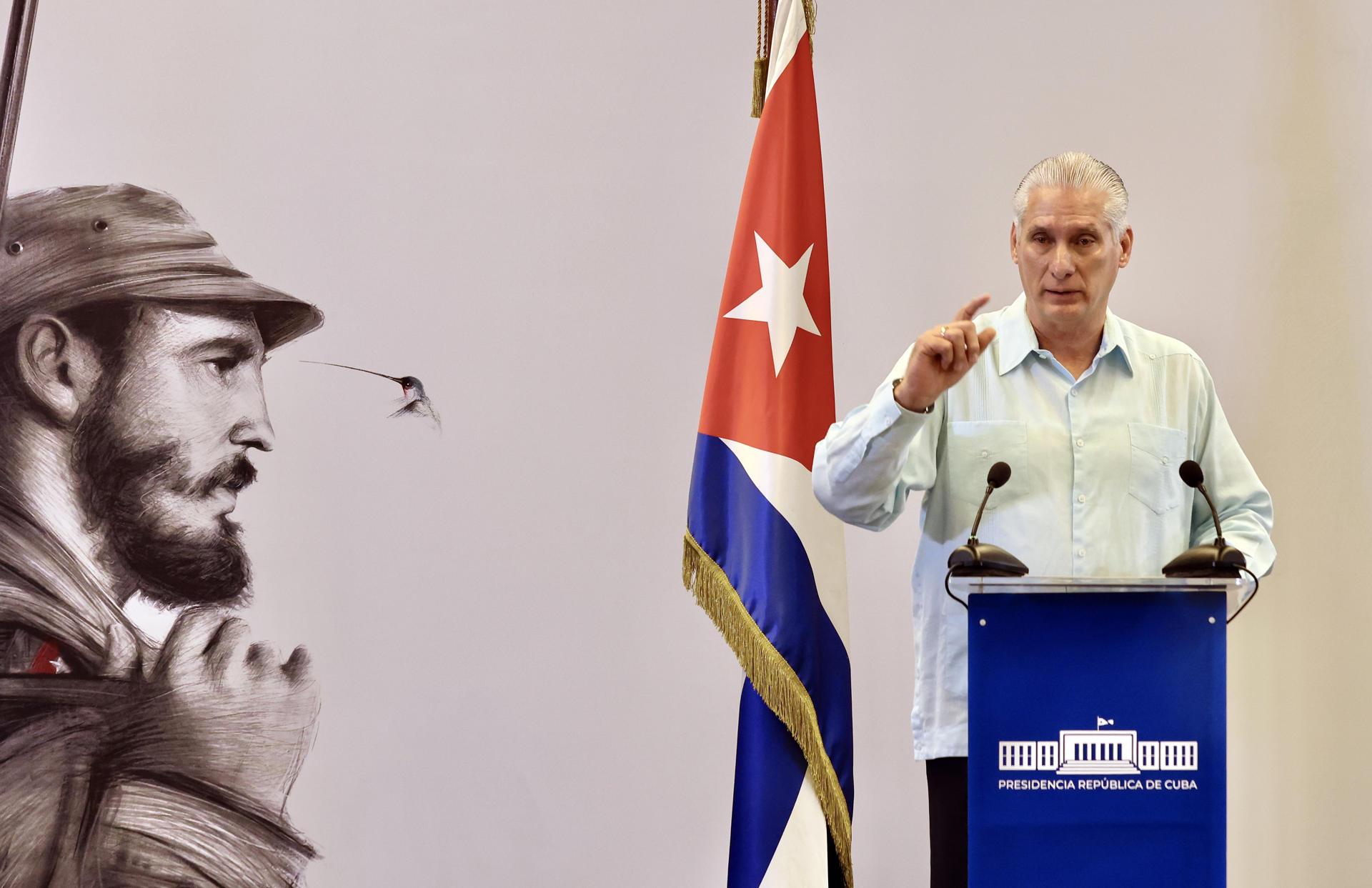 Fotografía cedida por la Presidencia de Cuba que muestra al presidente de Cuba, Miguel Díaz-Canel, hablando durante una rueda de prensa en La Habana (Cuba). EFE/ Alejandro Azcuy/ Presidencia De Cuba /SOLO USO EDITORIAL/ NO VENTAS/ SOLO DISPONIBLE PARA ILUSTRAR LA NOTICIA QUE ACOMPAÑA (CRÉDITO OBLIGATORIO)