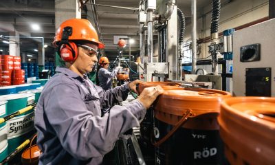 Bárbara Cristina Schulze, trabaja en una refinería de la Destilería Argentina de Petróleo S.A. (DAPSA) en Dock Sud (Argentina). EFE/ Juan Ignacio Roncoroni