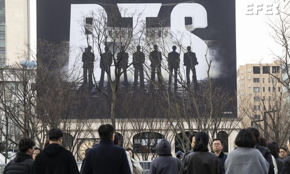 Seúl, 20/03/2026.- Varias personas caminan cerca del escenario principal para presenciar un concierto gratuito del grupo de K-pop BTS en la plaza Gwanghwamun de Seúl, Corea del Sur, el 20 de marzo de 2026. EFE/EPA/JEON HEON-KYUN