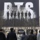 Seúl, 20/03/2026.- Varias personas caminan cerca del escenario principal para presenciar un concierto gratuito del grupo de K-pop BTS en la plaza Gwanghwamun de Seúl, Corea del Sur, el 20 de marzo de 2026. EFE/EPA/JEON HEON-KYUN