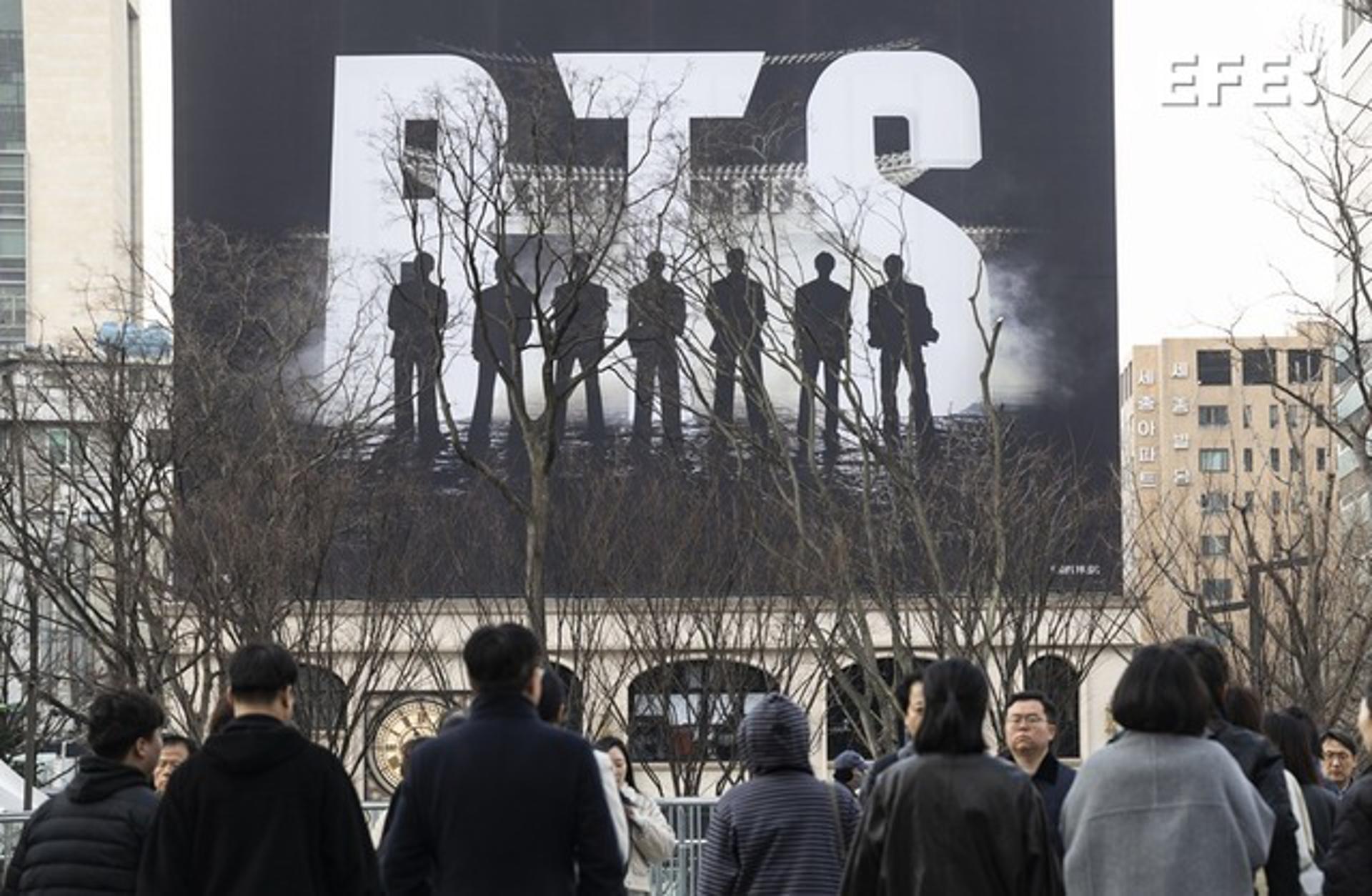 Seúl, 20/03/2026.- Varias personas caminan cerca del escenario principal para presenciar un concierto gratuito del grupo de K-pop BTS en la plaza Gwanghwamun de Seúl, Corea del Sur, el 20 de marzo de 2026. EFE/EPA/JEON HEON-KYUN