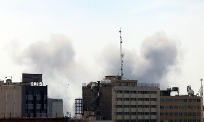 El humo se eleva tras los edificios después de un ataque aéreo en Teherán, Irán, el 7 de marzo de 2026. Una operación militar conjunta estadounidense-israelí continuó apuntando a múltiples lugares en todo Irán, lo que marca el octavo día del conflicto que comenzó el 28 de febrero. EFE/ABEDIN TAHERKENAREH