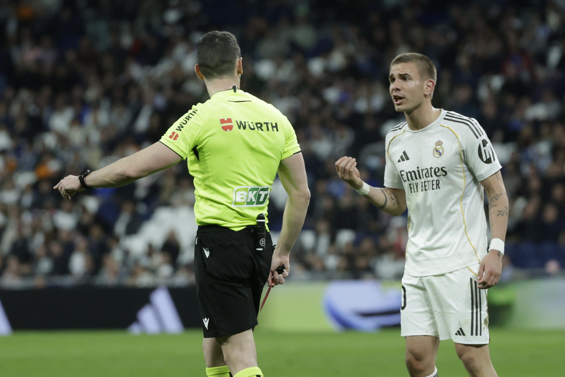 El delantero argentino del Real Madrid, Franco Mastantuono, protesta su expulsión al colegiado Muñiz Ruiz durante el encuentro correspondiente a la jornada 26 de Laliga EA Sports que han disputado este lunes frente al Getafe en el estadio Santiago Bernabéu, en Madrid. EFE / Juanjo Martín.