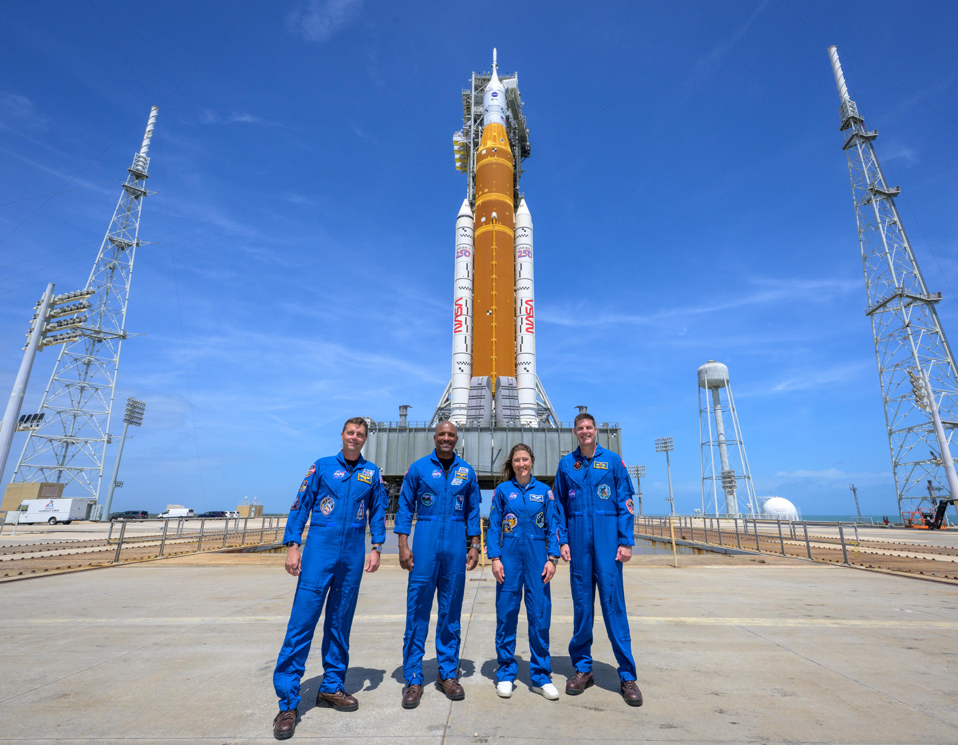 Fotografía cedida por la NASA donde aparece la tripulación de la misión Artemis II, el comandante Reid Wiseman (i); el piloto Victor Glover (2-i); la especialista de misión, Christina Koch (2-d) y el astronauta de la Agencia Espacial Canadiense (CSA), el especialista de misión Jeremy Hansen (d), posando este lunes, en el Centro Espacial Kennedy en Cabo Cañaveral (Estados Unidos). EFE/ Bill Ingalls/ NASA