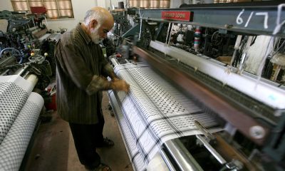 Una persona trabaja junto a un telar en una fábrica textil. Imagen de archivo. EFE/Abed Al Hashlamoun