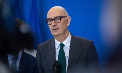 El ministro francés de Finanzas, Roland Lescure, habla con los medios de comunicación tras una reunión sobre las finanzas públicas en el Ministerio de Economía y Finanzas en París, Francia, el 27 de marzo de 2026. (Francia) EFE/EPA/CHRISTOPHE PETIT TESSON
