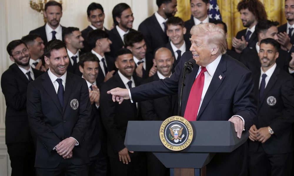 Donald Trump, presidente de EE.UU., habla con Lionel Messi y otros integrantes del Inter Miami en la Casa Blanca, en donde los recibió para celebrar el título de 2025 en la MLS. EFE/EPA/YURI GRIPAS/POOL