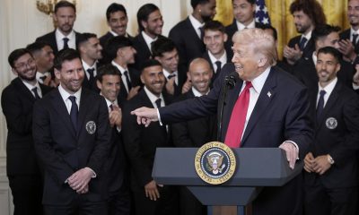 Donald Trump, presidente de EE.UU., habla con Lionel Messi y otros integrantes del Inter Miami en la Casa Blanca, en donde los recibió para celebrar el título de 2025 en la MLS. EFE/EPA/YURI GRIPAS/POOL