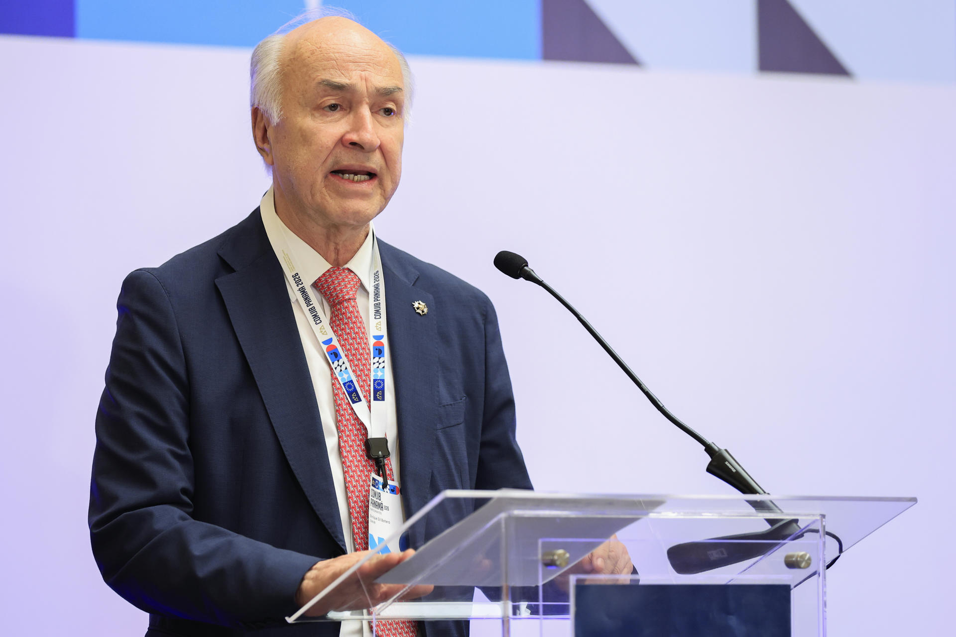 El secretario General de la Conferencia de Ministros de Justicia de los Países Iberoamericanos (COMJIB), Enrique Gil, habla durante la inauguración de la XXIV Asamblea plenaria de la COMJIB este jueves, en ciudad de Panamá (Panamá). EFE/ Bienvenido Velasco