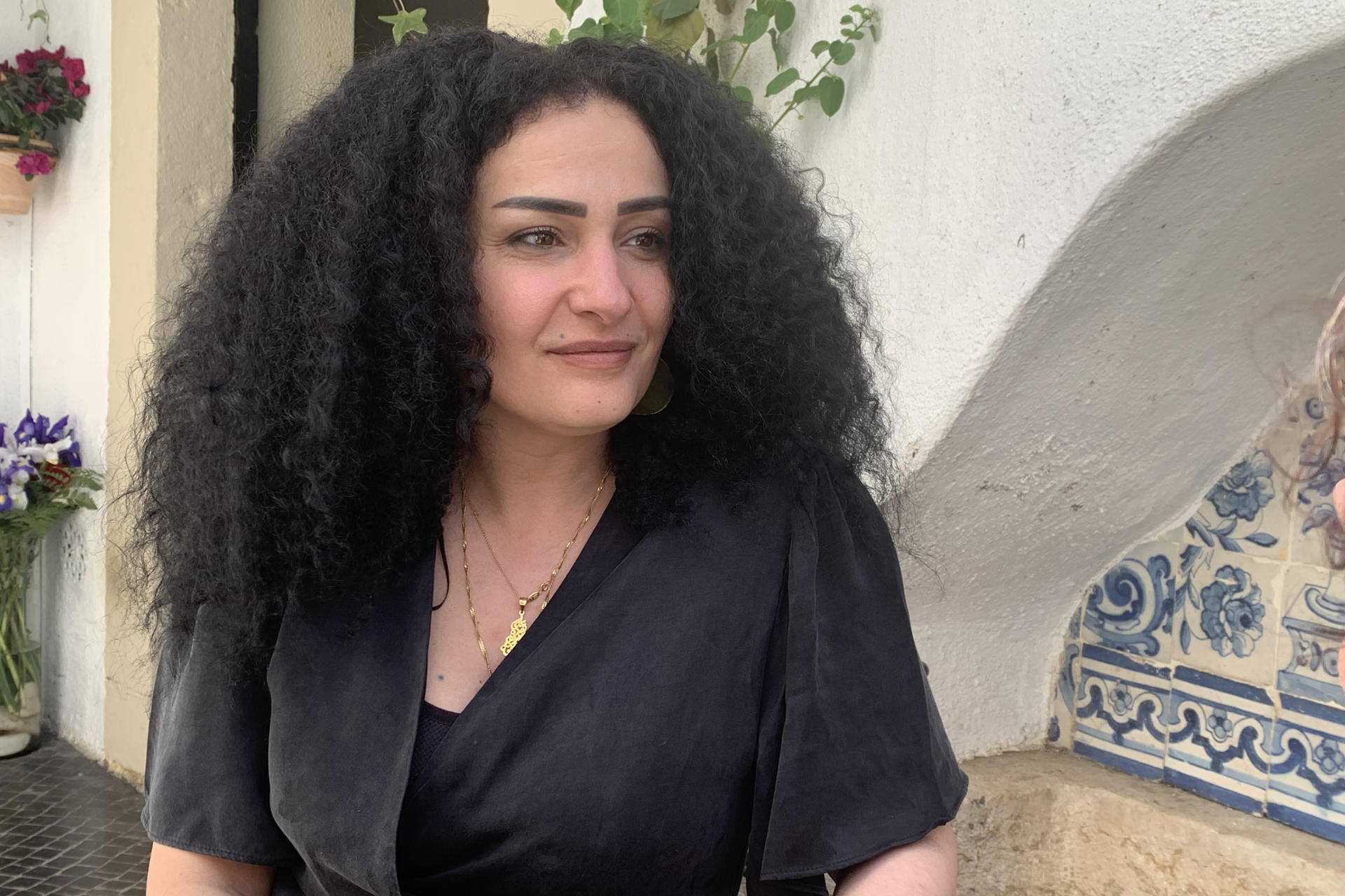 Dina Akram, cofundadora de la primera casa cultural de Palestina en Portugal, abierta este viernes en Lisboa, en una entrevista con EFE. La primera casa cultural de Palestina en Portugal abrió este viernes en Lisboa con el objetivo de combatir la forma en que los palestinos son retratados en Occidente "como terroristas, en vez de propietarios de tierra y un pueblo con derechos", según sus fundadoras. EFE/Blas Díaz