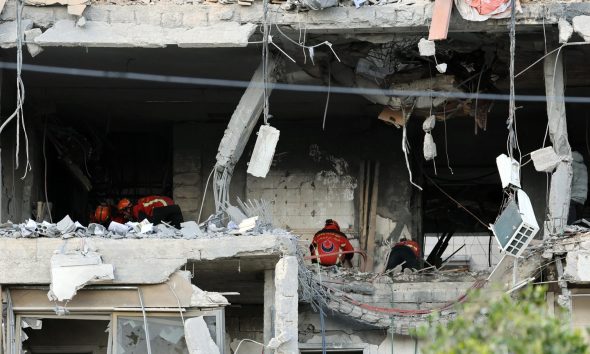 - Los socorristas trabajan en el lugar de un edificio dañado tras un ataque aéreo israelí en los suburbios del sur de Beirut, Líbano, el 30 de marzo de 2026. Según el Ministerio de Salud Pública del Líbano, más de 1.200 personas han muerto y otras 3.500 han resultado heridas en los ataques aéreos israelíes en los suburbios del sur de Beirut y en pueblos del sur del Líbano desde el inicio de las hostilidades renovadas. (Líbano) EFE/EPA/WAEL HAMZEH