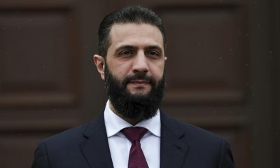 El presidente sirio Ahmed al-Sharaa (i), este lunes a su llegada al Palacio de Bellevue en Berlín, Alemania. EFE/EPA/FILIP SINGER