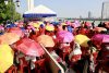 Mujeres camboyanas se resguardan del sol en Nom Pen durante un acto por el día internacional de la Mujer.
EFE/EPA/KITH SEREY