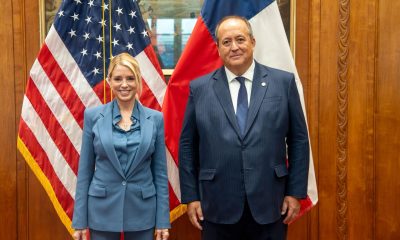 Fotografía cedida por la Fiscalía de Chile que muestra a la fiscal general de Estados Unidos, Pam Bondi, y al fiscal nacional chileno, Ángel Valencia, posando durante una reunión este lunes, en Washington (Estados Unidos). EFE/ Fiscalía de Chile
