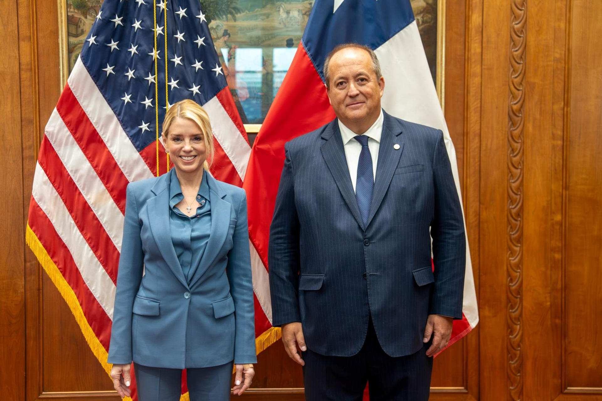 Fotografía cedida por la Fiscalía de Chile que muestra a la fiscal general de Estados Unidos, Pam Bondi, y al fiscal nacional chileno, Ángel Valencia, posando durante una reunión este lunes, en Washington (Estados Unidos). EFE/ Fiscalía de Chile