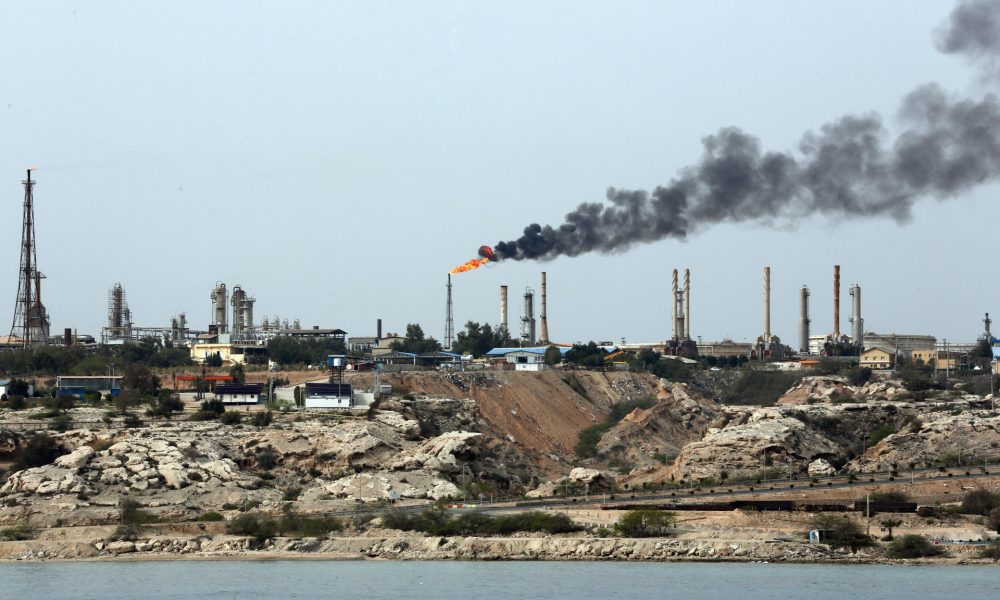 KARG, 14/03/2026.- Imagen de archivo de la isla de Karg. El Ejército iraní aseguró este sábado que destruirá "toda la infraestructura petrolera, económica y energética relacionada con Estados Unidos" en Oriente Medio si se produce una agresión contra sus propias instalaciones energéticas, después del ataque estadounidense contra la isla iraní de Kharg, corazón de la industria petrolera de la República Islámica. EFE/ Abedin Taherkenareh