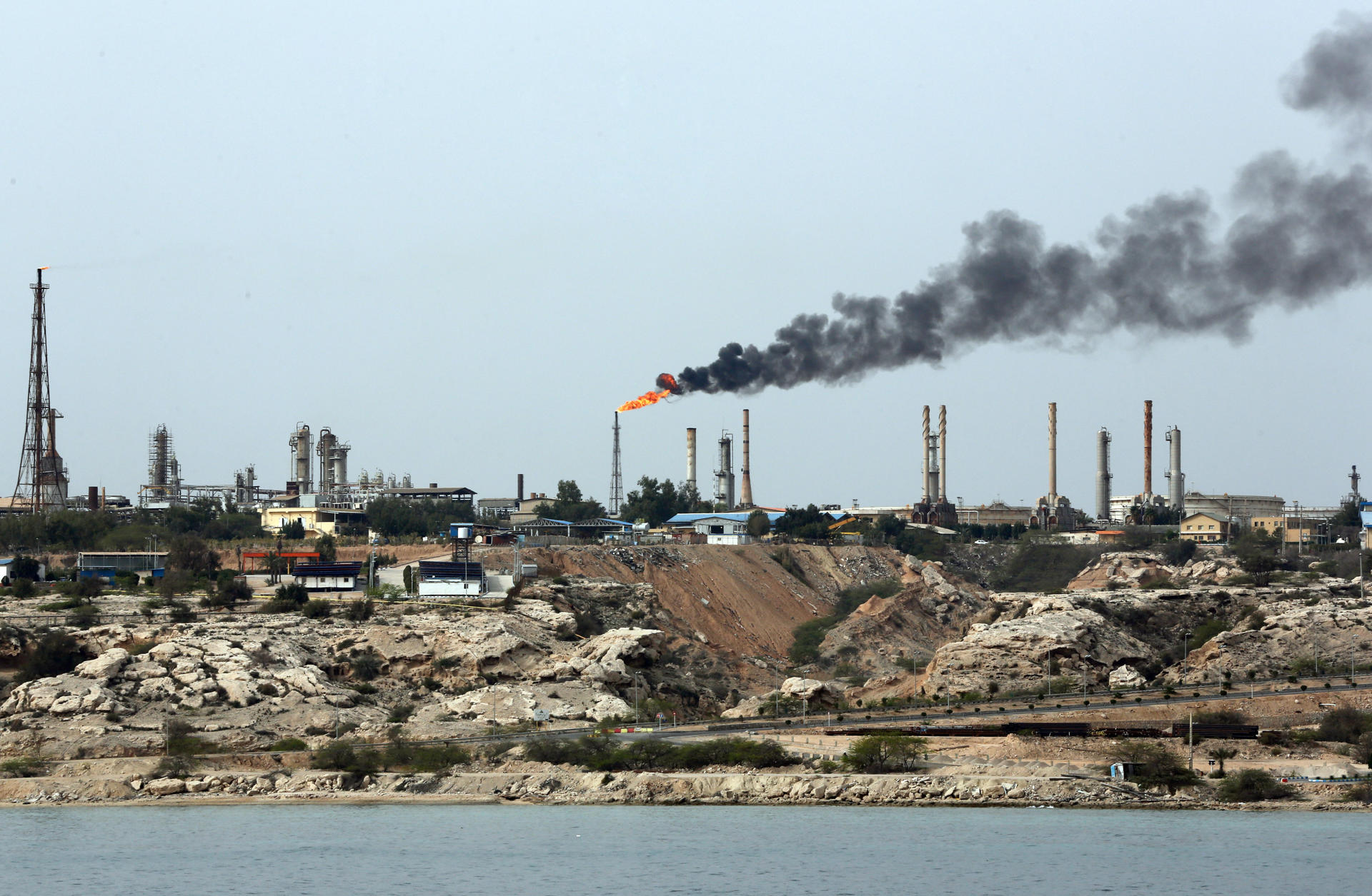 KARG, 14/03/2026.- Imagen de archivo de la isla de Karg. El Ejército iraní aseguró este sábado que destruirá "toda la infraestructura petrolera, económica y energética relacionada con Estados Unidos" en Oriente Medio si se produce una agresión contra sus propias instalaciones energéticas, después del ataque estadounidense contra la isla iraní de Kharg, corazón de la industria petrolera de la República Islámica. EFE/ Abedin Taherkenareh