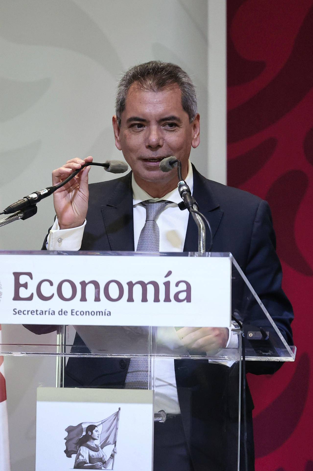 El secretario de Hacienda, Edgar Amador Zamora, participa este jueves durante una conferencia de prensa en Ciudad de México (México). EFE/José Méndez