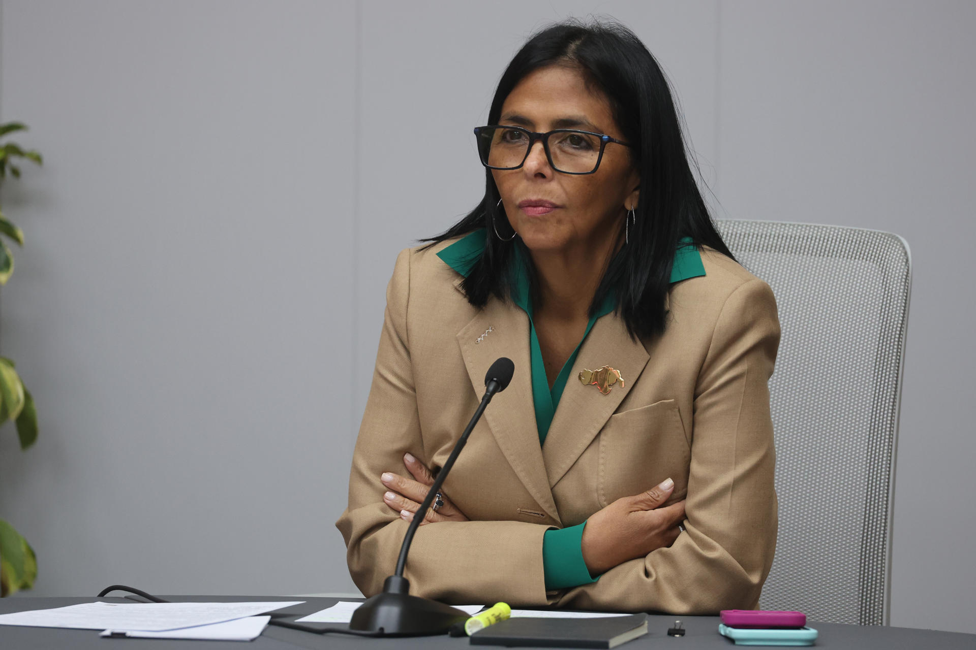 La presidenta encargada de Venezuela, Delcy Rodríguez, asiste a una reunión junto a su gabinete y ministros de Colombia este viernes, en el Palacio de Miraflores en Caracas (Venezuela). EFE/ Miguel Gutiérrez