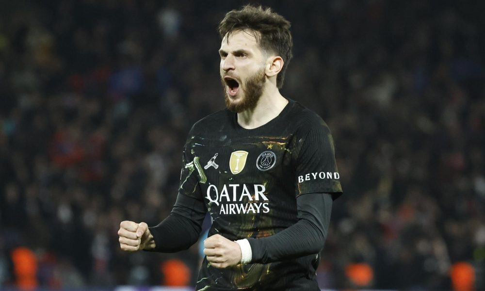 El jugador del PSG Khvicha Kvaratskhelia celebra el 4-2 durante el partido de ida de los octavos de final de la UEFA Champions League que han jugado Paris Saint-Germain y Chelsea FC, en París, Francia. EFE/EPA/MOHAMMED BADRA