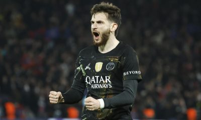 El jugador del PSG Khvicha Kvaratskhelia celebra el 4-2 durante el partido de ida de los octavos de final de la UEFA Champions League que han jugado Paris Saint-Germain y Chelsea FC, en París, Francia. EFE/EPA/MOHAMMED BADRA