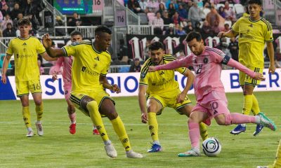 Lionel Messi (d), de Inter Miami, domina el balón ante la marca de Jeisson Palacios (i) y Patrick Yazbek, del Nashville, en un partido de octavos de final de la Copa de Campeones Concacaf en el estadio Chase en Fort Lauderdale. EFE/Alberto Boal