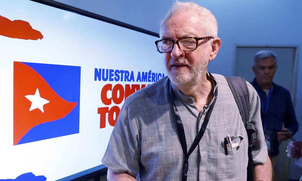 El líder de izquierda británico Jeremy Corbyn asiste a una rueda de prensa este viernes, en La Habana (Cuba). Corbyn, abogó en La Habana porque Europa dé un paso al frente y asuma una postura firme frente al bloqueo de EE.UU. contra Cuba. EFE/ Ernesto Mastrascusa