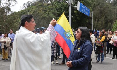 Un sacerdote ofrece una misa binacional este 25 de marzo de 2026, en el puente internacional de Rumichaca (Ecuador). EFE/ Xavier Montalvo