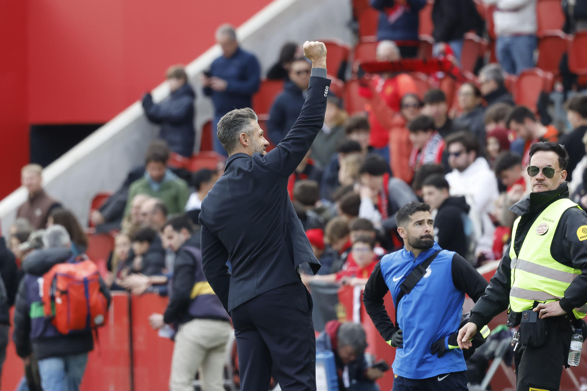 El entrenador del Mallorca, Martín Demichelis (c), saluda a la afición tras el partido de LaLiga contra el Espanyol. EFE/ Cati Cladera