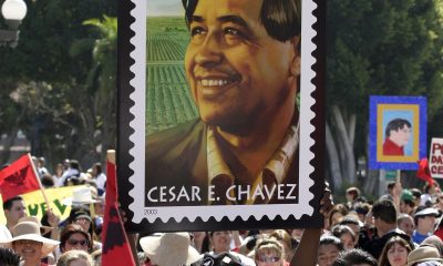 Fotografía de archivo del 27 de marzo de 2004 donde se muestra a personas sosteniendo una imagen del sindicalista César Chávez durante una marcha en la ciudad de Los Angeles (Estados Unidos). EFE/ Armando Arorizo