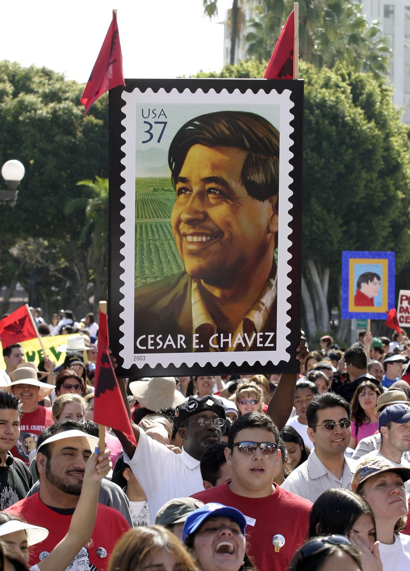 Fotografía de archivo del 27 de marzo de 2004 donde se muestra a personas sosteniendo una imagen del sindicalista César Chávez durante una marcha en la ciudad de Los Angeles (Estados Unidos). EFE/ Armando Arorizo
