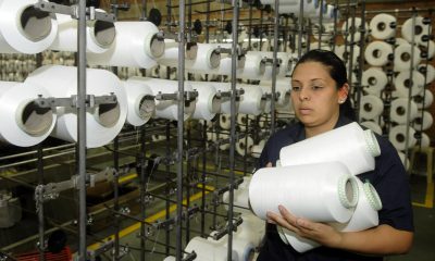 Una trabajadora labora en una empresa textil en México. Imagen de archivo. EFE/LUIS EDUARDO NORIEGA