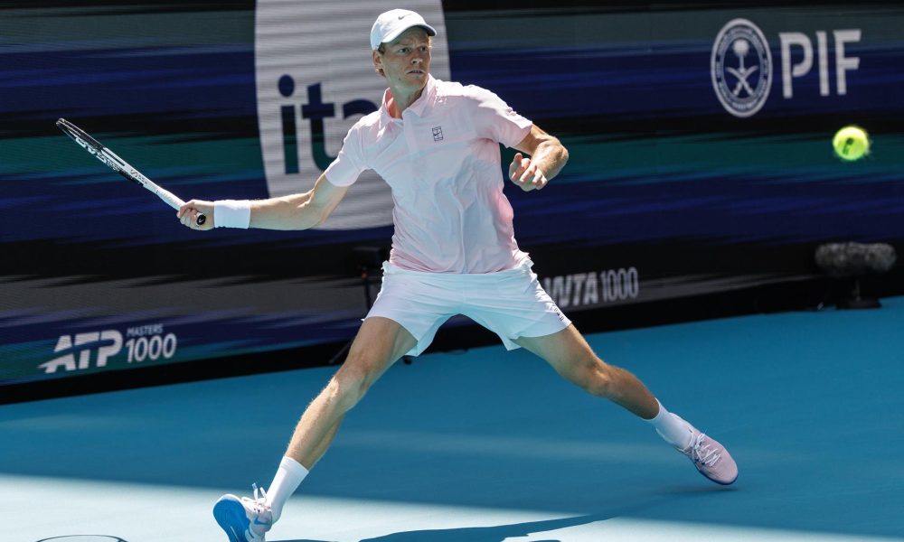 El italiano Jannik Sinner en acción contra el bosnio Damir Džumhur durante su partido de segunda ronda de individuales masculinos en el torneo de tenis Miami Open 2026 en el Hard Rock Stadium de Miami, Florida (EE.UU.). EFE/CRISTOBAL HERRERA-ULASHKEVICH