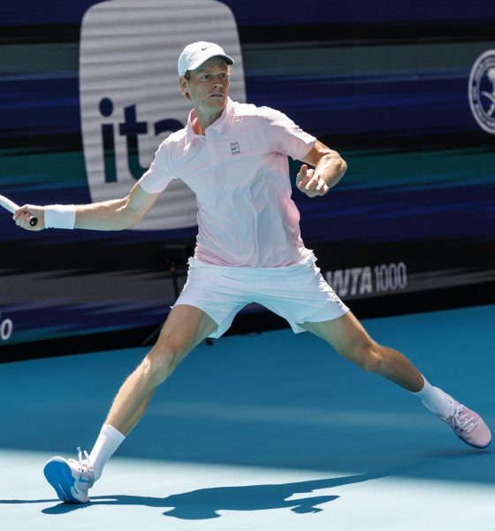 El italiano Jannik Sinner en acción contra el bosnio Damir Džumhur durante su partido de segunda ronda de individuales masculinos en el torneo de tenis Miami Open 2026 en el Hard Rock Stadium de Miami, Florida (EE.UU.). EFE/CRISTOBAL HERRERA-ULASHKEVICH